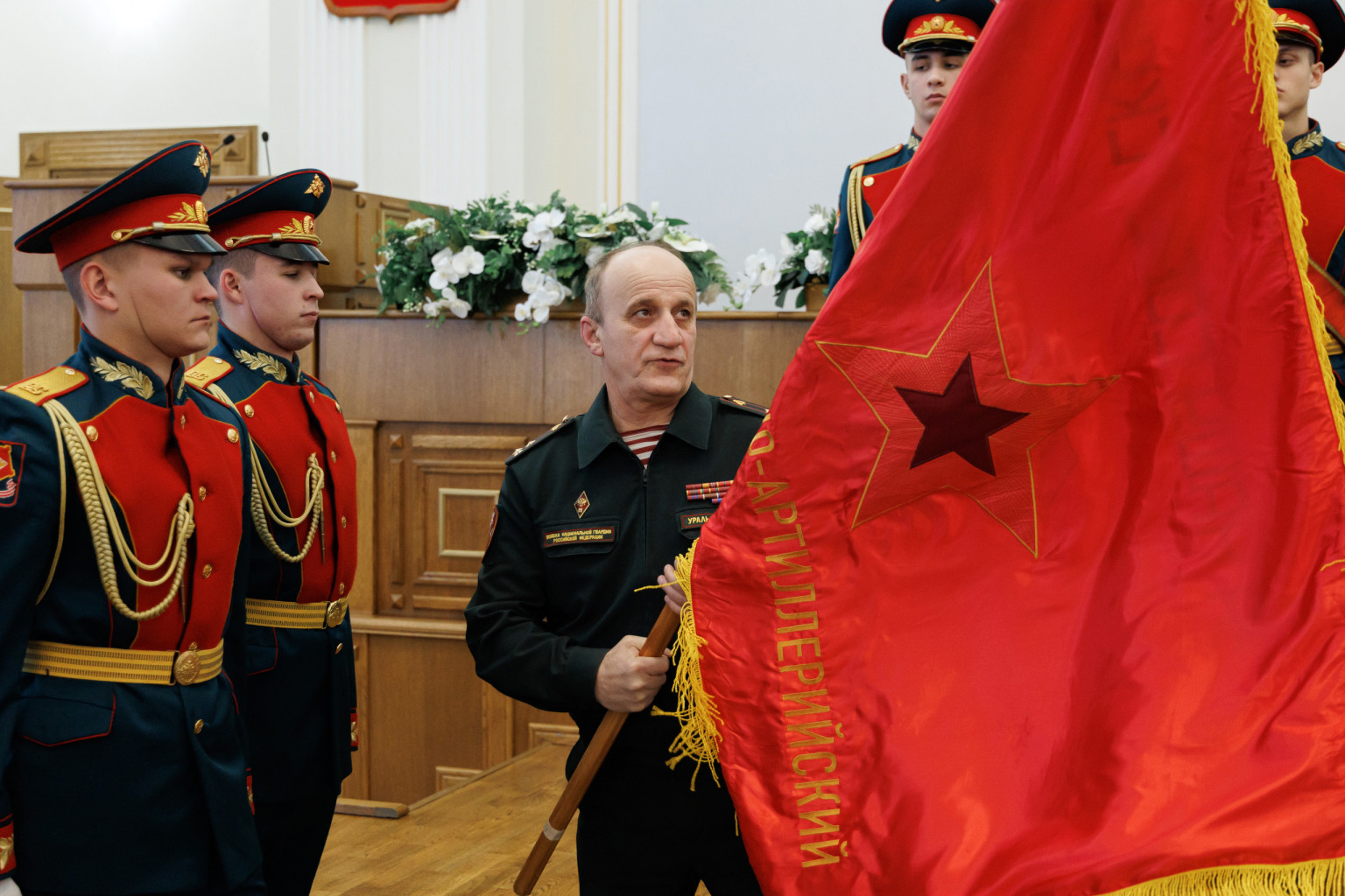 Тридцать два знамени воинских подразделений передали на памятное хранение в День Героев Отечества