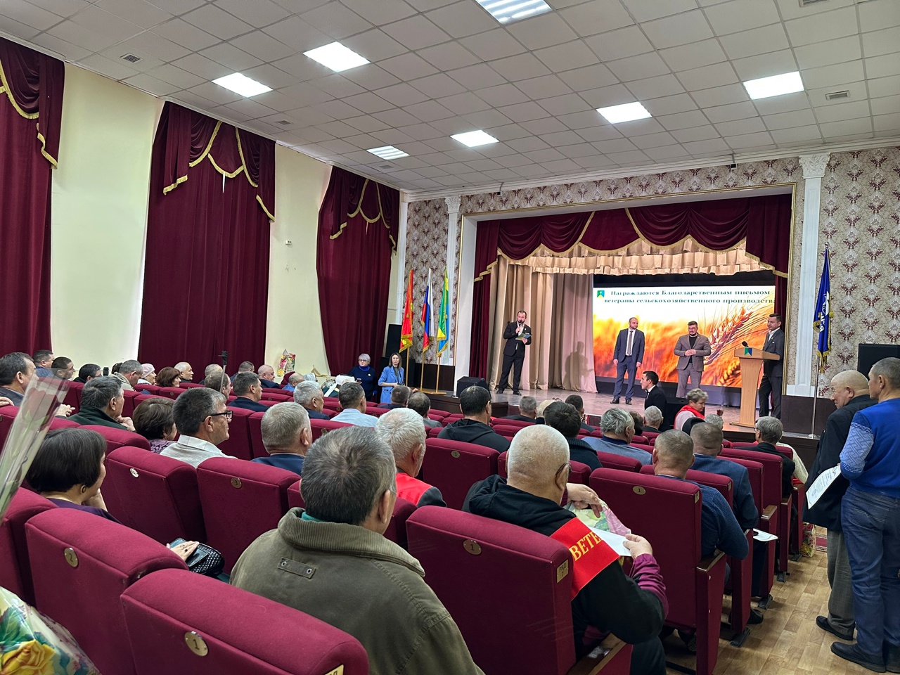 Алексей Рожков поздравил жителей Кунашакского муниципального округа с Днем работника сельского хозяйства и перерабатывающей промышленности