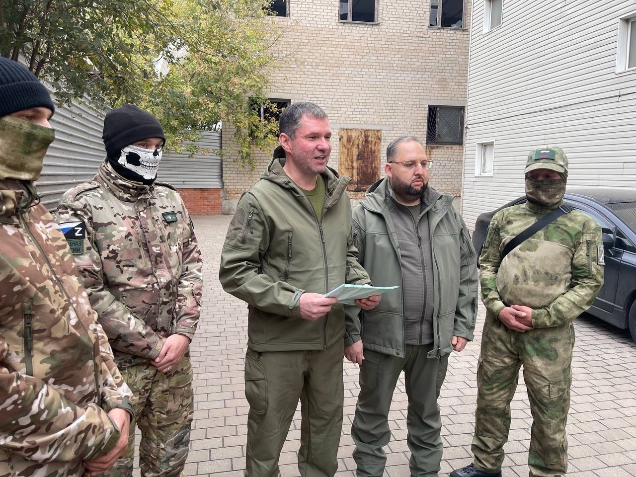 Дмитрий Клеутин и председатель Челябинской городской думы Сергей Буяков передали бойцам партию гуманитарного груза и автомобиль УАЗ
