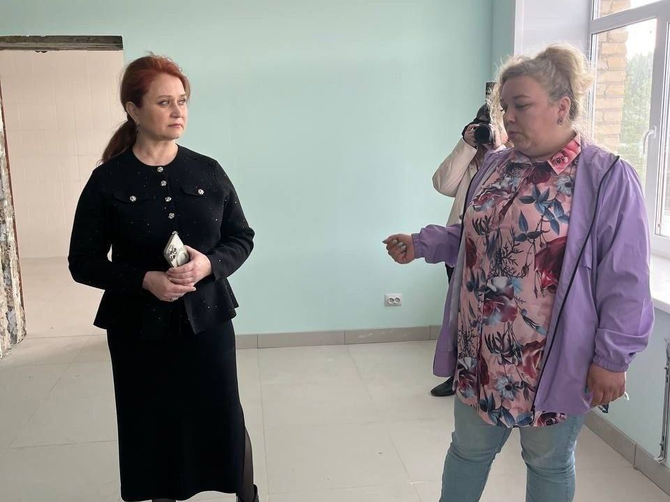 Лена Колесникова проинспектировала ремонт районной больницы Катав-Ивановска 