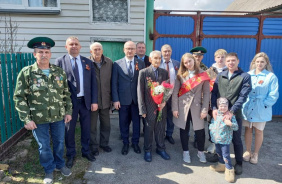 Зайти в гости к ветерану, поговорить в уютной домашней обстановке, расспросить о проблемах и возможности оказания помощи стало доброй традицией не только в преддверии знаменательных дат или праздников.
