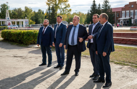 Председатель Законодательного Собрания области Александр Лазарев посетил Пласт и возложил цветы к памятнику Александру Неклюдову, который возглавлял район 35 лет