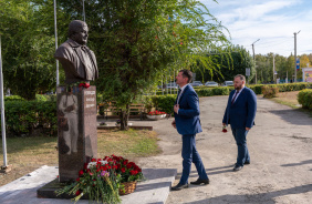 Председатель Законодательного Собрания области Александр Лазарев посетил Пласт и возложил цветы к памятнику Александру Неклюдову, который возглавлял район 35 лет
