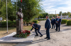Председатель Законодательного Собрания области Александр Лазарев посетил Пласт и возложил цветы к памятнику Александру Неклюдову, который возглавлял район 35 лет