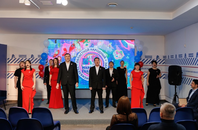 Олег Гербер вручил специальный приз Законодательного Собрания финалистам областного народного телевизионного конкурса «Марафон талантов» эстрадному хору Сосновского муниципального округа