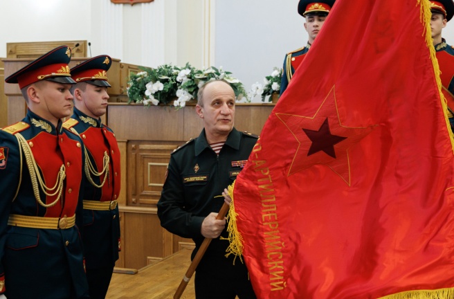 Тридцать два знамени воинских подразделений передали на памятное хранение в День Героев Отечества