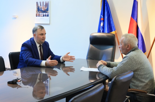 Олег Гербер провёл личный приём граждан в Штабе общественной поддержки