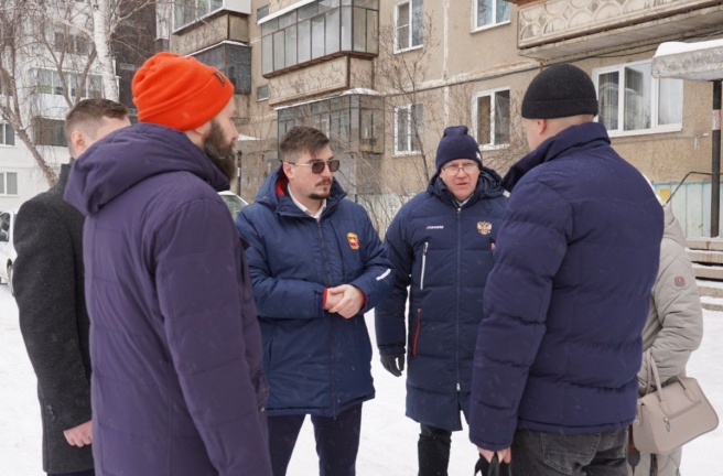 Депутаты Законодательного Собрания области встретились с участника СВО из Карабаша, который оказывал помощь людям во время коммунальной аварии 