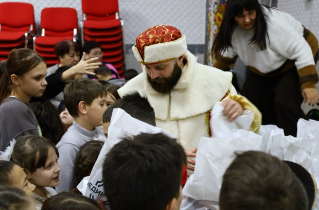 Депутаты Законодательного Собрания принимают участие в акциях «Ёлка желаний» и «Снеговики-добряки»