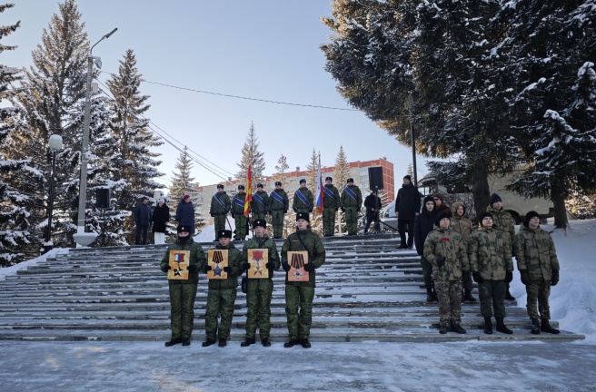 В Златоусте на Аллее Героев прошло мероприятие «Мужество остается в веках», посвященное Дню Героев Отечества