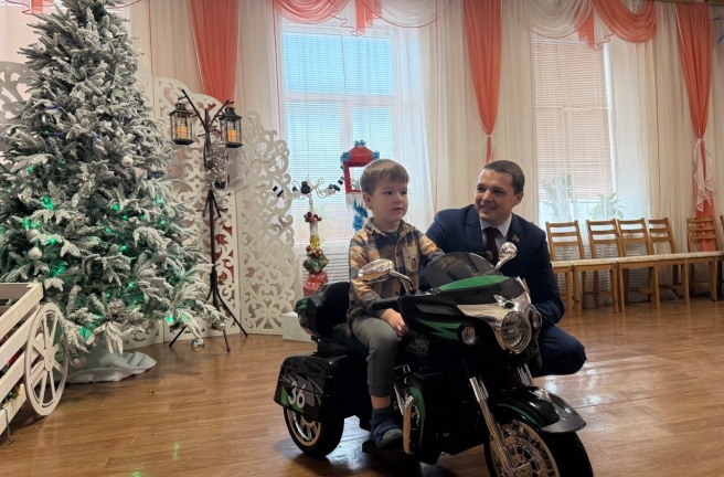 Областные парламентарии продолжают дарить подарки маленьким мечтателям