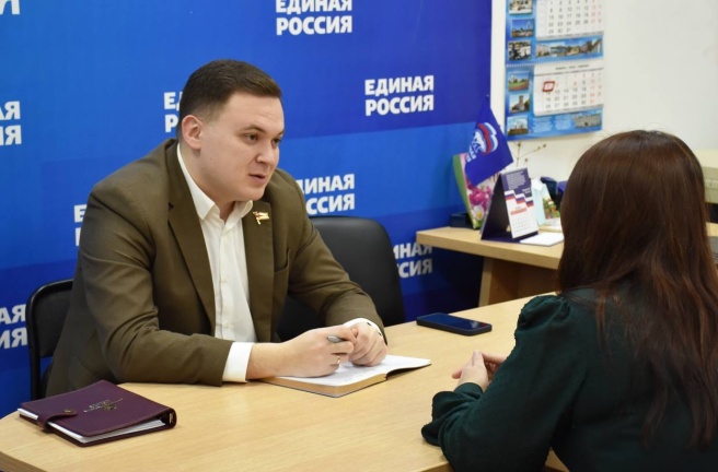 Владислав Уланов провел прием граждан в Троицке