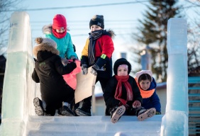 Вадим Ромасенко в своем избирательном округе сделал новогодние подарки для жителей поселков Смолино и Локомотивный.