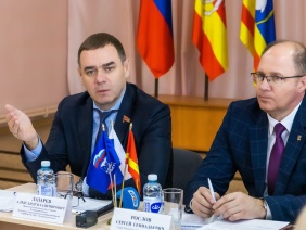 Председатель Законодательного Собрания области Александр Лазарев и депутат Владимир Перезолов приняли участие в заседании фракции «Единая Россия» в Собрании депутатов и в отчете главы Увельского района