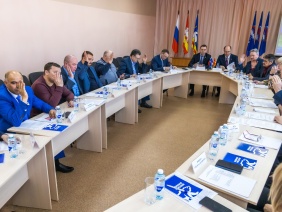 Председатель Законодательного Собрания области Александр Лазарев и депутат Владимир Перезолов приняли участие в заседании фракции «Единая Россия» в Собрании депутатов и в отчете главы Увельского района