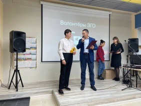 Депутат Олег Садовских поздравил волонтеров с днем рождения отряда