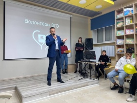 Депутат Олег Садовских поздравил волонтеров с днем рождения отряда