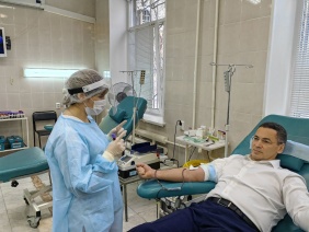 Олег Садовских принял участие в акции по сдаче крови