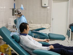 Олег Садовских принял участие в акции по сдаче крови