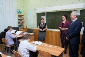 Председатель Законодательного Собрания Владимир Мякуш побывал с рабочим визитом в школе-интернате села Тюбук