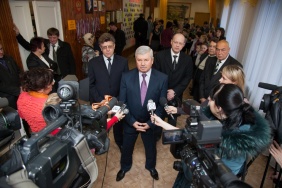 Председатель Законодательного Собрания Владимир Мякуш побывал с рабочим визитом в школе-интернате села Тюбук