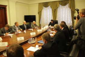 Председатель Законодательного Собрания области, руководитель фракции «Единая Россия» Владимир Мякуш принял участие во встрече с губернатором Челябинской области с представителями местных отделений парламентских партий