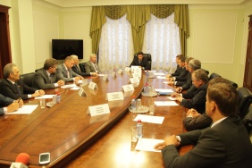 Председатель Законодательного Собрания области, руководитель фракции «Единая Россия» Владимир Мякуш принял участие во встрече с губернатором Челябинской области с представителями местных отделений парламентских партий