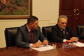 Председатель Законодательного Собрания области, руководитель фракции «Единая Россия» Владимир Мякуш принял участие во встрече с губернатором Челябинской области с представителями местных отделений парламентских партий