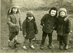 Эвакуированные ленинградские дети в подсобном хозяйстве Кировского завода (г. Челябинск). 1943 г. Из фондов ОГАЧО.