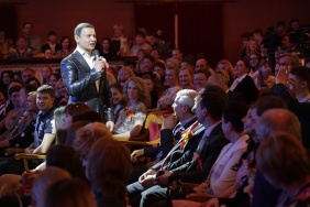 Владимир Мякуш вручил специальные призы победителям конкурса юных талантов в области искусства на соискание премии «Андрюша»