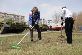 Сегодня депутаты и аппарат Законодательного Собрания вышли на традиционный весенний субботник в Сад Победы