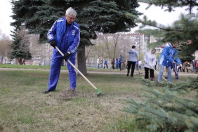 Сегодня депутаты и аппарат Законодательного Собрания вышли на традиционный весенний субботник в Сад Победы
