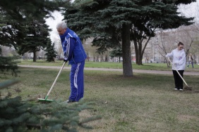 Сегодня депутаты и аппарат Законодательного Собрания вышли на традиционный весенний субботник в Сад Победы