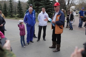 Сегодня депутаты и аппарат Законодательного Собрания вышли на традиционный весенний субботник в Сад Победы