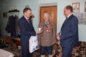 Зайти в гости к ветерану, поговорить в уютной домашней обстановке, расспросить о проблемах и возможности оказания помощи стало доброй традицией не только в преддверии знаменательных дат или праздников.