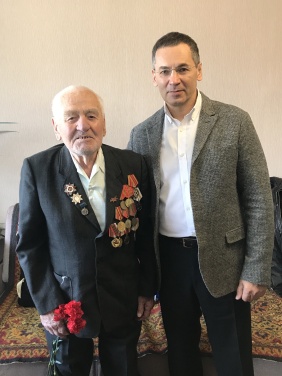 Зайти в гости к ветерану, поговорить в уютной домашней обстановке, расспросить о проблемах и возможности оказания помощи стало доброй традицией не только в преддверии знаменательных дат или праздников.