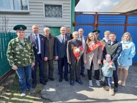 Зайти в гости к ветерану, поговорить в уютной домашней обстановке, расспросить о проблемах и возможности оказания помощи стало доброй традицией не только в преддверии знаменательных дат или праздников.