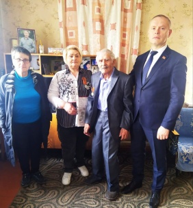 Зайти в гости к ветерану, поговорить в уютной домашней обстановке, расспросить о проблемах и возможности оказания помощи стало доброй традицией не только в преддверии знаменательных дат или праздников.