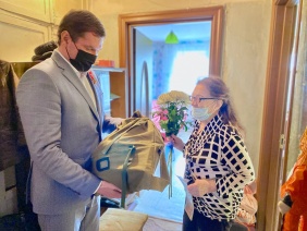 Зайти в гости к ветерану, поговорить в уютной домашней обстановке, расспросить о проблемах и возможности оказания помощи стало доброй традицией не только в преддверии знаменательных дат или праздников.