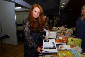 Депутаты Лена Колесникова и Елена Тарасова посетили межрегиональную выставку «Южно-Уральская книжная ярмарка «Рыжий Фест»