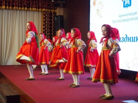 Михаил Видгоф поздравил ветеранов и пенсионеров Тракторозаводского района с Днём пожилого человека